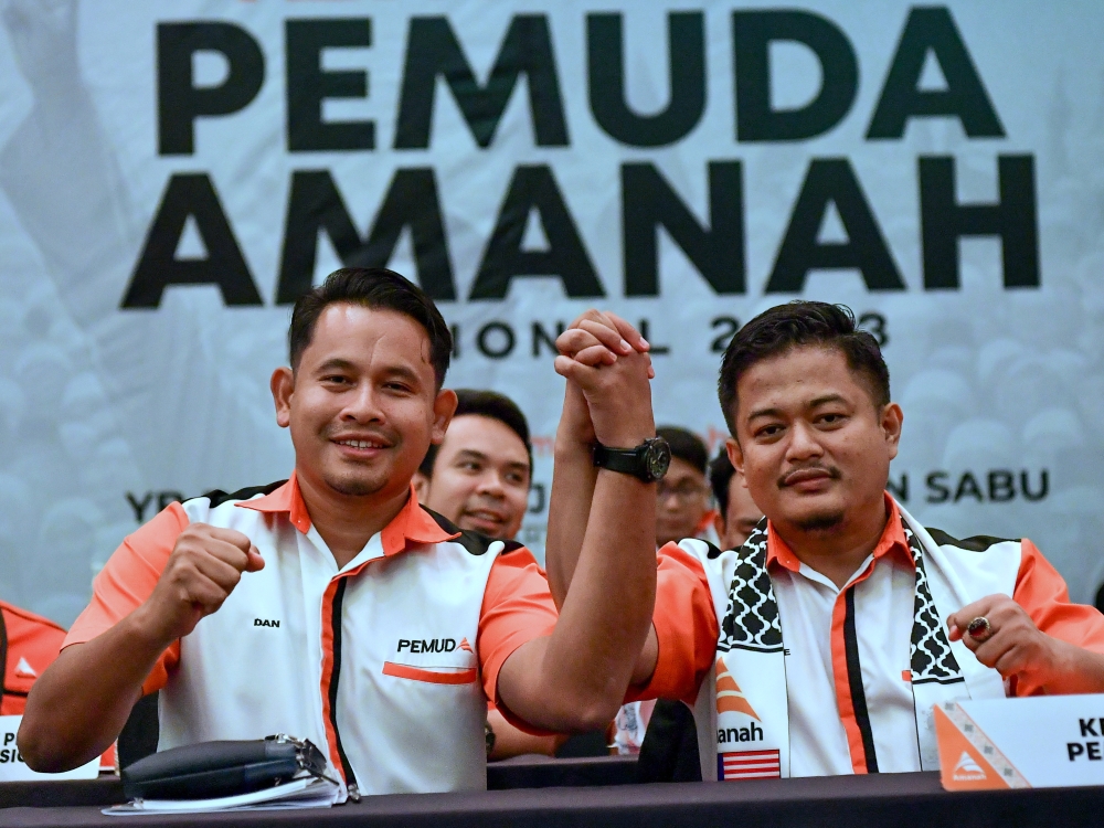 Parti Amanah Negara (Amanah) Youth chief Senator Mohd Hasbie Muda (right) and deputy chief Danial Al-Rashid Haron Aminar Rashid after the vote at the National Amanah Youth Convention 2023 in Kuala Lumpur, December 16, 2023. — Bernama pic 