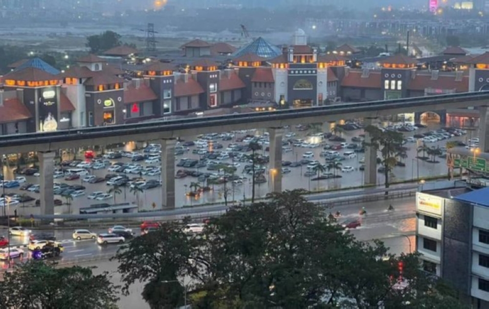 The parking lot near the mall inundated with floodwater, December 16, 2023. Several video footage shared widely on social media showed water entering the shopping mall adjacent to the highway at a depth of about three inches. — Picture from social media 