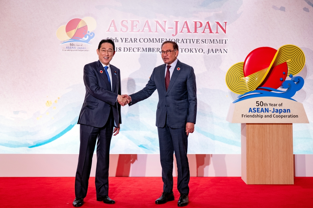 Malaysian Prime Minister Datuk Seri Anwar Ibrahim (right) shakes hands with Japanese Prime Minister Fumio Kishida during the Asean-Japan Commemorative Summit in Tokyo December 17, 2023. — Bernama pic 