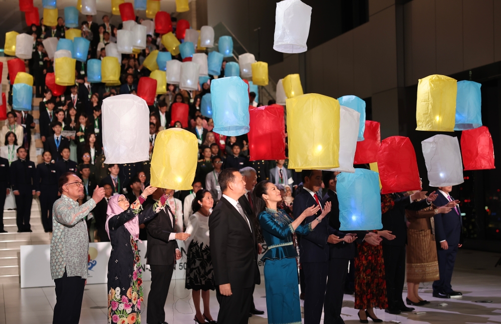 Prime Minister Datuk Seri Anwar Ibrahim and his wife Datuk Seri Dr Wan Azizah Wan Ismail with Asean leaders and students release lanterns at the Asean-Japan 50th Year Tokyo Tower Lighting-up Ceremony in Tokyo, December 17, 2023. — Bernama pic 