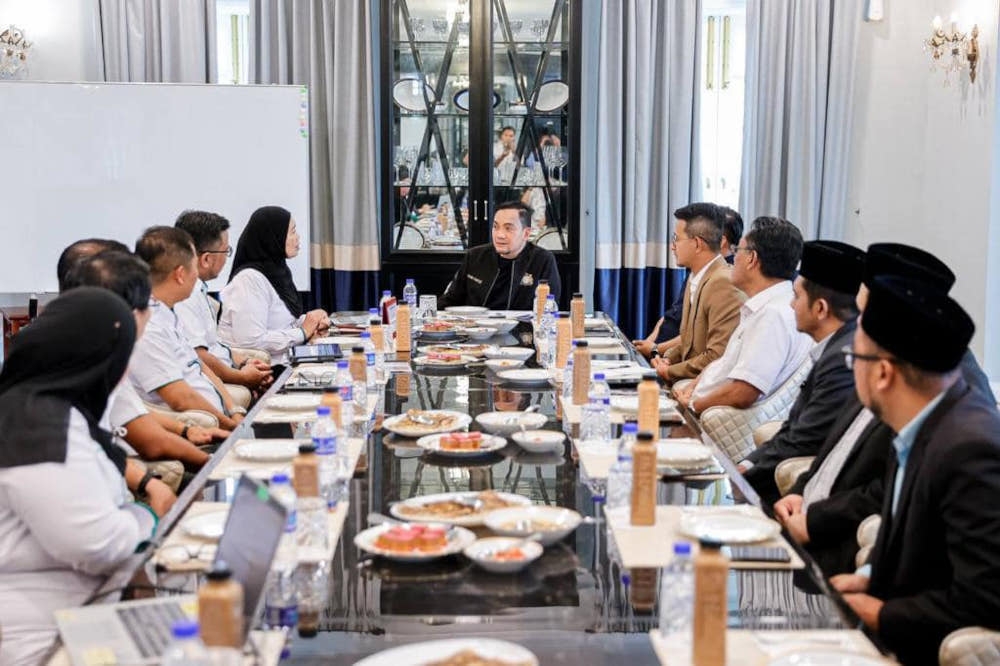 Johor Menteri Besar Datuk Onn Hafiz Ghazi during his meeting with PLUS Malaysia Bhd managing director Datuk Nik Airina Nik Jaafar in Johor Baru, December 18, 2023. — Picture from Facebook/Onn Hafiz Ghazi  