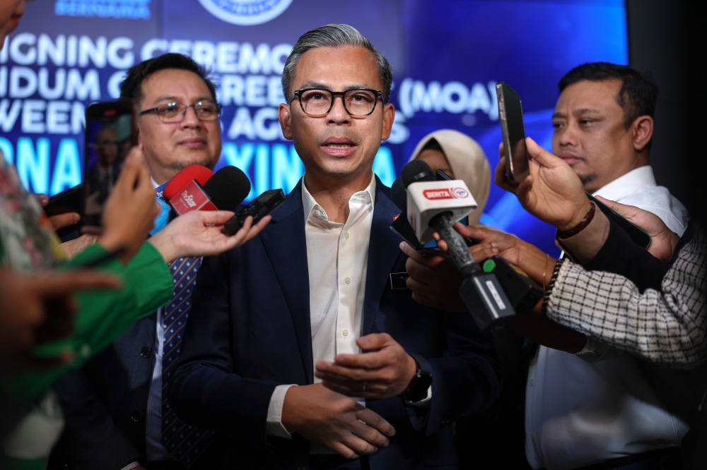 Communications Minister Fahmi Fadzil said telecommunication companies must ensure there are no additional charges for using 5G. — Bernama pic