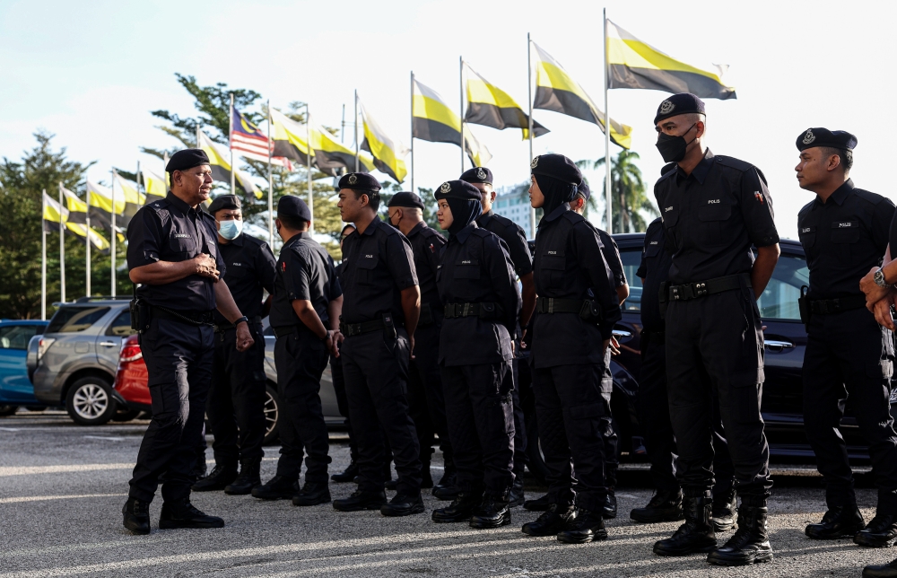 Police personnel standing ready at the court in Ipoh to control the situation, December 18, 2023, during the prosecution process for the case of senior police officer Mohd Nazri Abdul Razak, 44, who was charged with causing the death of a student. — Bernama pic