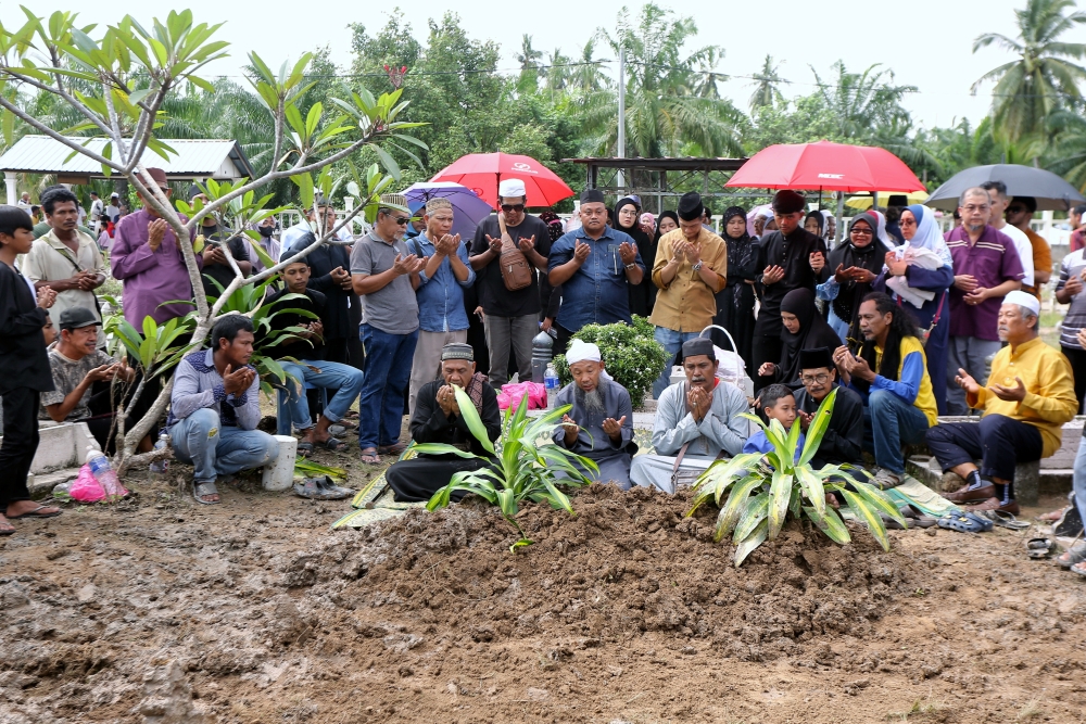 The body of legendary singer, the late Datuk M Daud Kilau, was safely buried at the Islamic Cemetery of Kampung Sungai Balai Baroh in Bagan Datuk at 2.30 this afternoon, December 19, 2023. — Bernama pic 