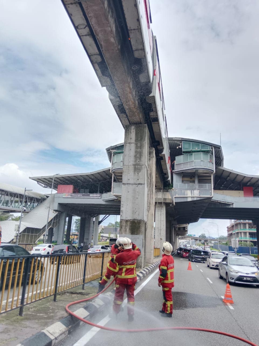 The fire caused a fragment of the tyre to fall below the Titiwangsa Monorail Station but it was successfully put out by 2.03 pm by the Kuala Lumpur Fire and Rescue Department (Bomba) using its fire engine pump. —  Kuala Lumpur Fire and Rescue Department pic via Facebook