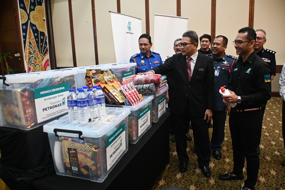 State Secretary Datuk Tengku Farok Hussin Tengku Abdul Jalil (second from right) at the presentation of contributions for flood victims from Petronas to the Social Welfare Department here, in Kuala Terengganu December 19, 2023. — Bernama pic