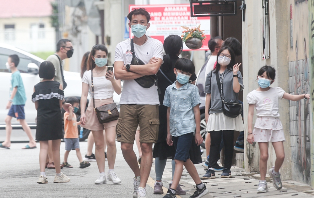 Health Minister Datuk Dr Dzulkefly Ahmad urged every Malaysian to play a role and responsibility in protecting themselves from infection and not transmitting Covid-19 to others by practising the 3Ws (Wash, Wear, Warn) and avoiding the 3S (crowded, confined places and close conversations). — Picture by Farhan Najib