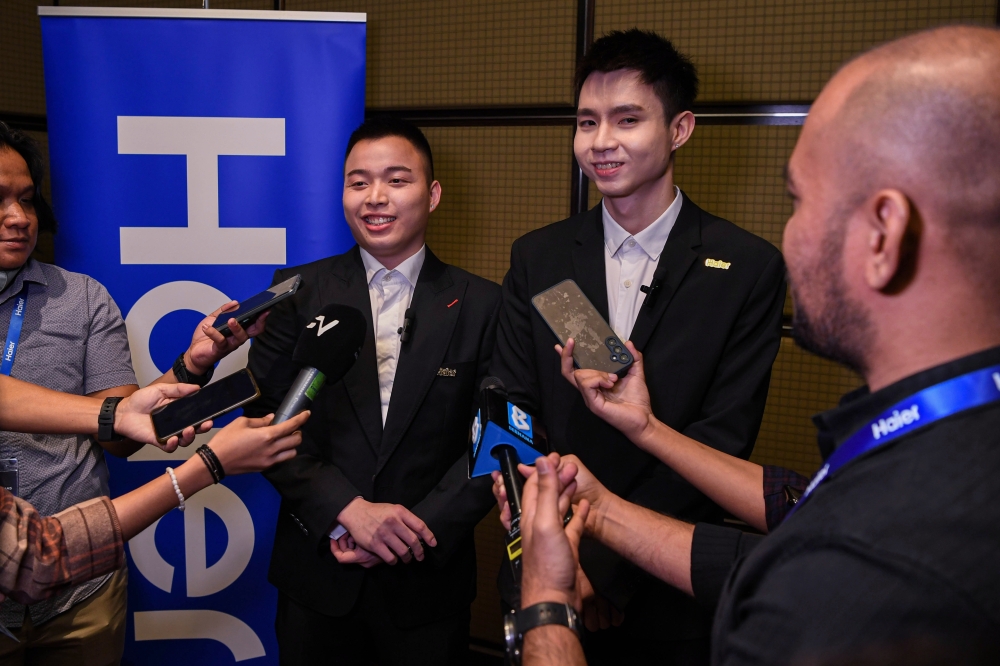 2022 BWF World Championships men’s doubles champion, Aaron Chia (left) and Soh Wooi Yik during a press conference after the Brand Ambassador Signing Ceremony with Haier Malaysia in Kuala Lumpur, December 20, 2023. — Bernama pic 