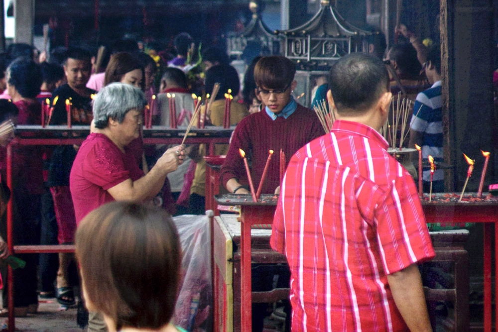 Families gather at temples for prayers and making offerings to ancestors.