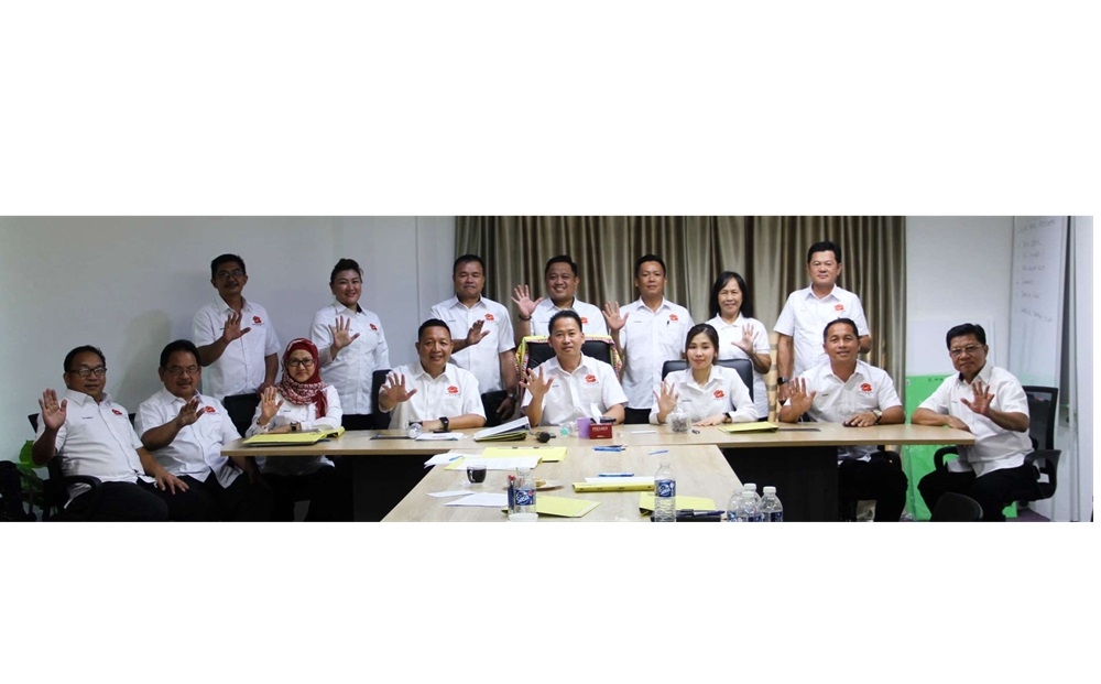 Peter (fourth from right) with the KDM supreme council members after the EGM. — Borneo Post Online pic