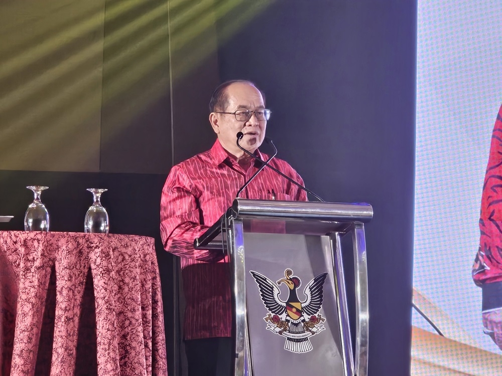 Uggah speaks during the Unifor appreciation dinner. — Borneo Post Online pic