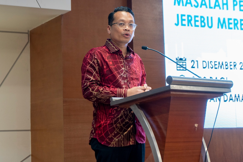 Natural Resources and Environmental Sustainability Minister Nik Nazmi Nik Ahmad speaks during the first town-hall session with stakeholders on mitigating transboundary haze in Putrajaya December 21, 2023. ― Picture by Shafwan Zaidon