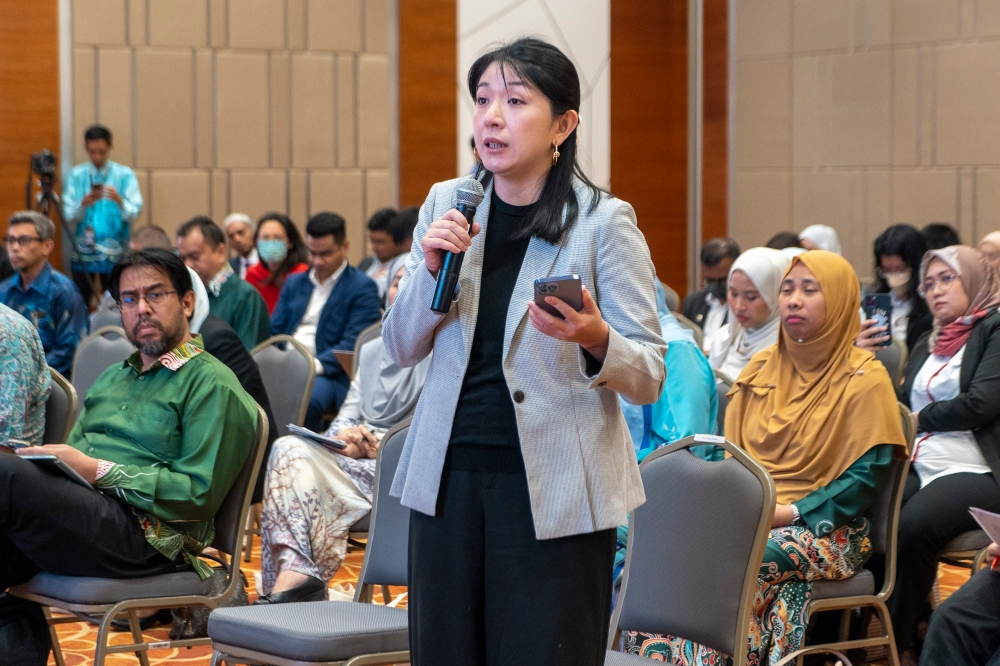Puchong MP Yeo Bee Yin speaks during a town hall session with stakeholders on mitigating transboundary haze in Putrajaya December 21, 2023. — Picture by Shafwan Zaidon