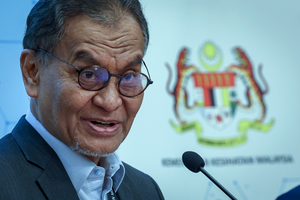 Health Minister Datuk Seri Dzulkefly Ahmad, in a statement today, announced that an additional RM5.1 million is also provided for 1,020 health clinics under MoH for related purposes. — Bernama pic 