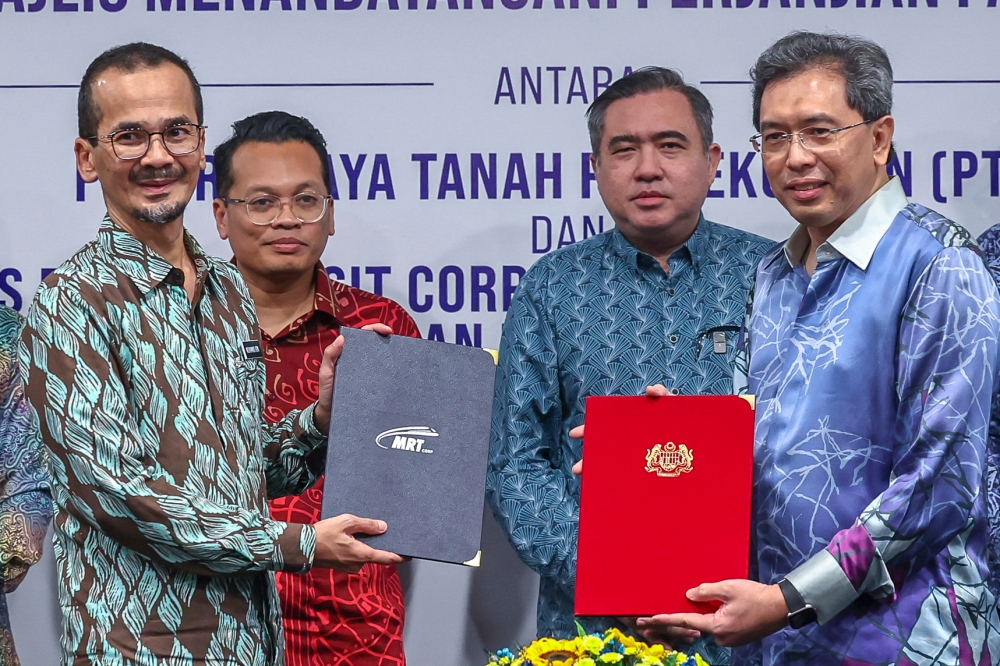 Transport Minister Anthony Loke and Natural Resources and Environmental Sustainability Minister Nik Nazmi Nik Ahmad witness the signing ceremony officiated by Department of Lands and Mines director-general Datuk Muhammad Azmi Mohd Zain (left) and MRT Corp chief executive officer Datuk Mohd Zarif Hashim in Putrajaya, December 21, 2023. — Bernama pic 