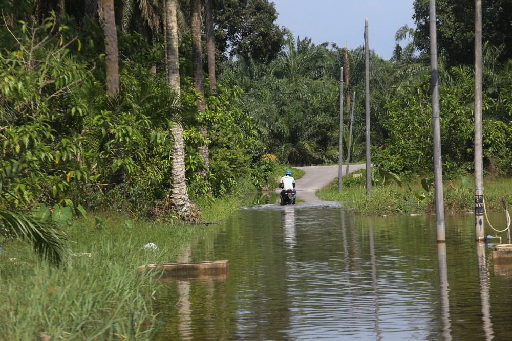The road to Kampung Simpang Tiga, Batu 9, Jalan Changkat in Teluk Intan, Perak, December 21, 2023. — Bernama pic 