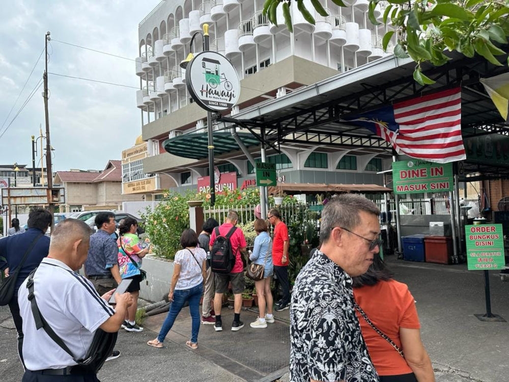 JAIPk director Harith Fadzilah Abdul Halim said a search by JAIPk Halal Management Division found the restaurant involved is not a holder of a valid Malaysia Halal Verification Certificate (SPHM). — Picture from Facebook/Hawaii Teluk Intan 