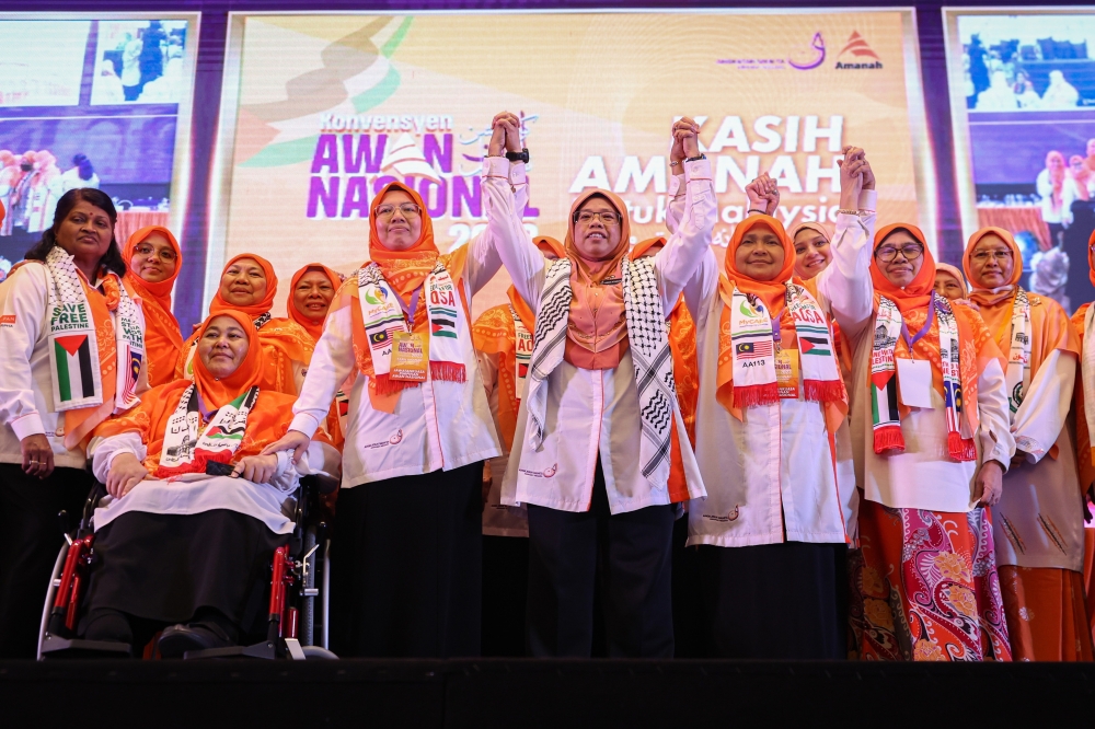 Datuk Aiman Athirah Sabu retains her post as Angkatan Wanita Amanah Negara (Awan) chief as she poses with committee members after the election at Wyndham Acmar in Klang, December 22, 2023. — Bernama pic 
