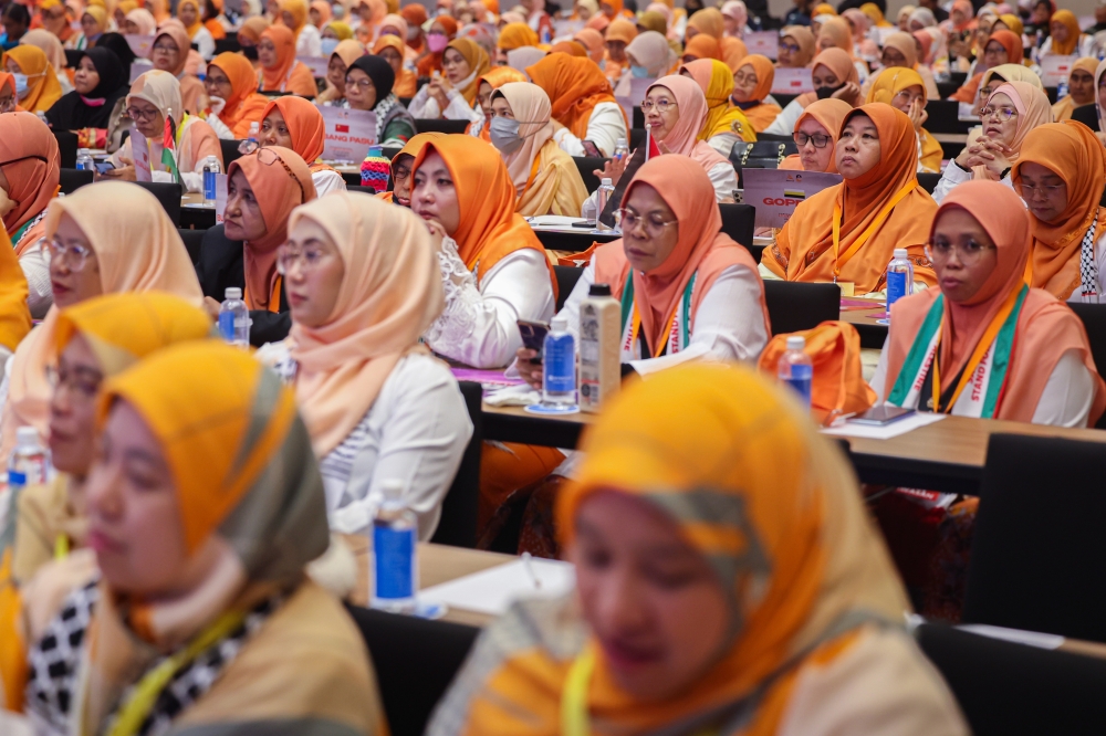 The motion, which includes a request for the government to establish a professional social work service system, promote the status of social workers, and ensure the rights and interests of service recipients, was unanimously supported by over 500 representatives after being presented by National Awan committee member Anfaal Saari. — Bernama pic 