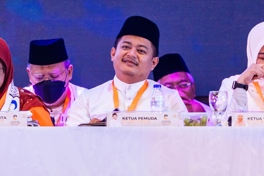 Amanah Youth chief Mohd Hasbie Muda speaking during the Amanah Annual Convention 2023 in Klang, December 23, 2023. — Picture by Firdaus Latif