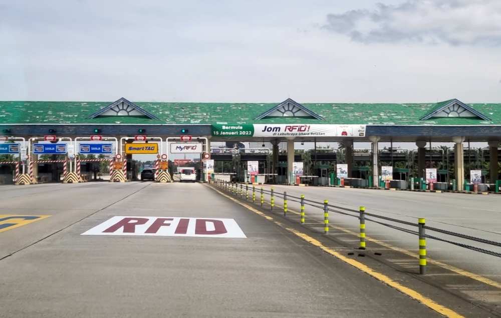 Traffic flow on the major expressways in the country is under control with no extraordinary congestion reported on major roads leading out of the Klang Valley this morning as city dwellers begin their journey home for the Christmas holiday. — SoyaCincau pic