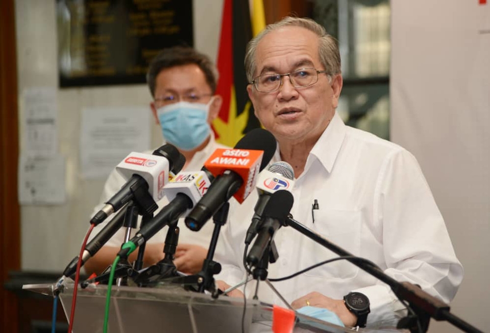Deputy Premier Datuk Amar Douglas Uggah today reminded people especially the elderly, children, and those with comorbidities, that while they enjoy their Christmas celebrations, they must be very cautious of Covid-19. —  Picture courtesy of Sarawak Public Communications Unit (Ukas)