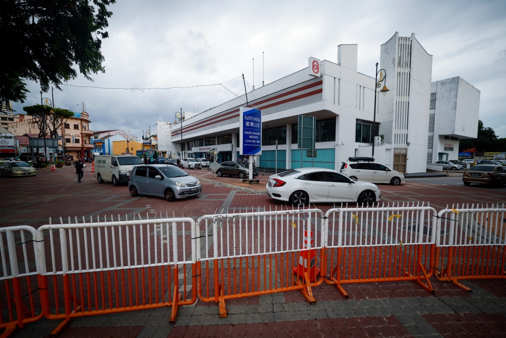 All road users divert their vehicles to the designated route in conjunction with the road closure period in conjunction with the Vehicle Free Zone in Banda Hilir, Melaka December 23, 2023. — Bernama pic 