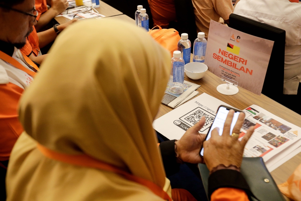 Amanah party members key in their votes for the new leadership during the Amanah Annual Convention 2023 in Klang December 24, 2023. — Picture by Sayuti Zainudin