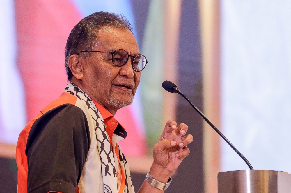 Datuk Seri Dzulkefy Ahmad delivers his speech during the 2023 National Amanah Convention at Wyndham Acmar, Klang December 24, 2023. — Picture by Sayuti Zainudin