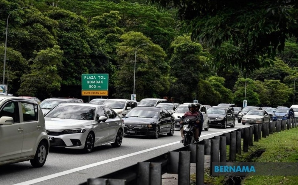 Traffic flow is reported to be slow moving on major expressways in the country as of 5pm today with an increase in the volume of vehicles ahead of the Christmas celebration tomorrow. — Picture via X/Bernama 