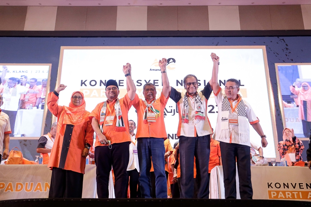 (From left) Amanah vice-president Dr Siti Mariah Mahmud, deputy president Datuk Seri Mujahid Yusof Rawa, president Datuk Seri Mohamad Sabu, vice-president Datuk Seri Dzulkefly Ahmad and vice-president Adly Zahari pose for a group photo during the 2023 National Amanah Convention at Wyndham Acmar, Klang December 24, 2023. — Picture by Sayuti Zainudin