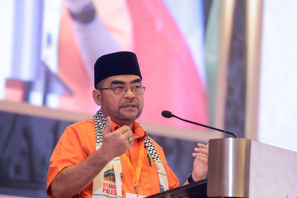 Amanah vice-president Dr Mujahid Yusof Rawa delivers his speech during the 2023 National Amanah Convention at Wyndham Acmar, Klang December 24, 2023. — Picture by Sayuti Zainudin