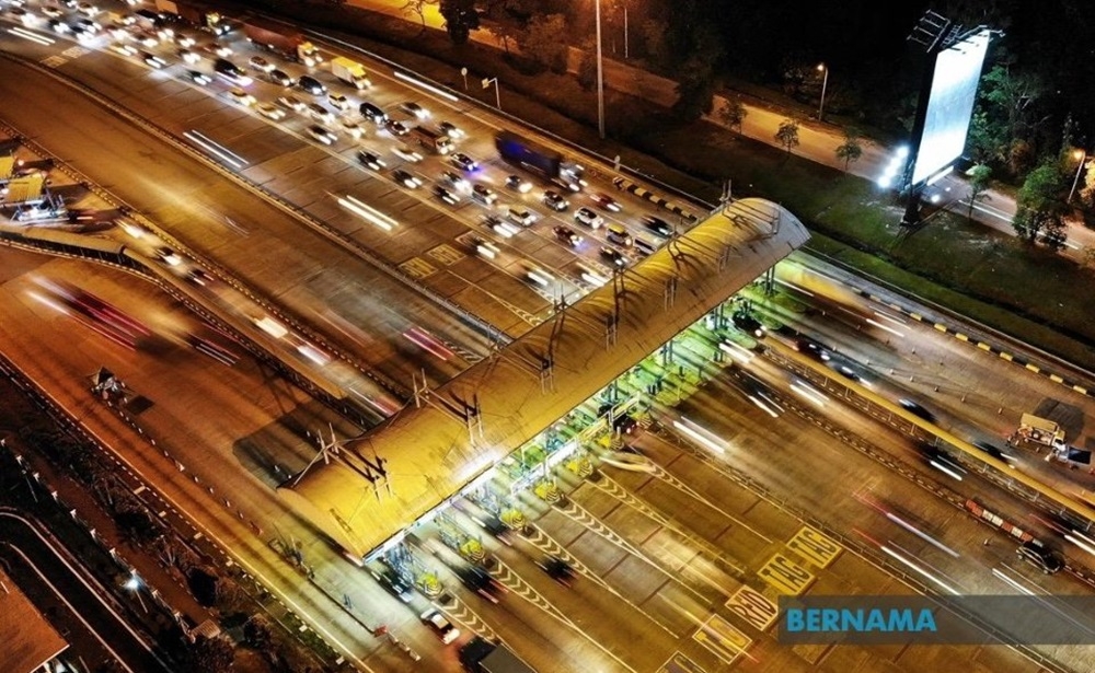 Traffic flow along several major highways has been smooth tonight and no traffic jams were reported ahead of the Christmas Day celebration tomorrow. — Picture via X/Bernama 