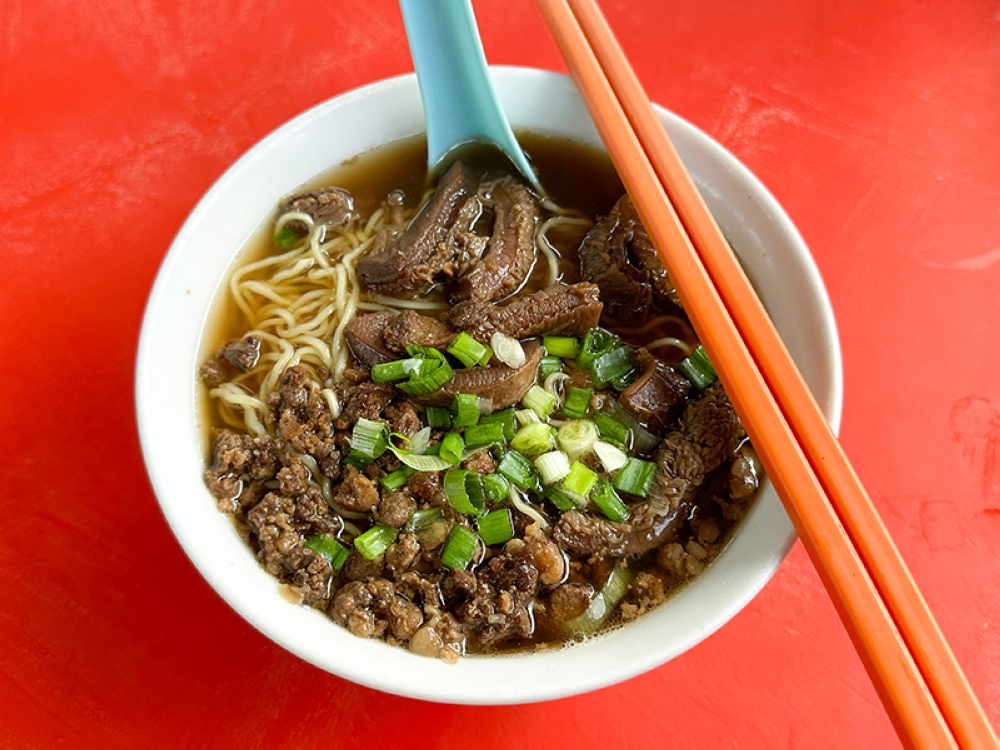 The soup version has a lighter broth with your choice of noodles, minced meat and beef tripe