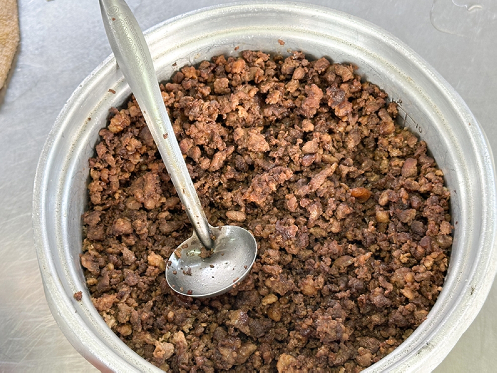 The minced meat uses less dark soy sauce hence it's not too sweet