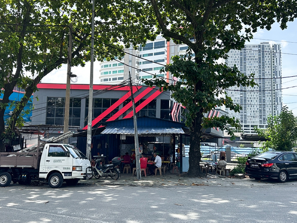 Look for the no signboard place at the side of Jalan Empat, near Chan Sow Lin