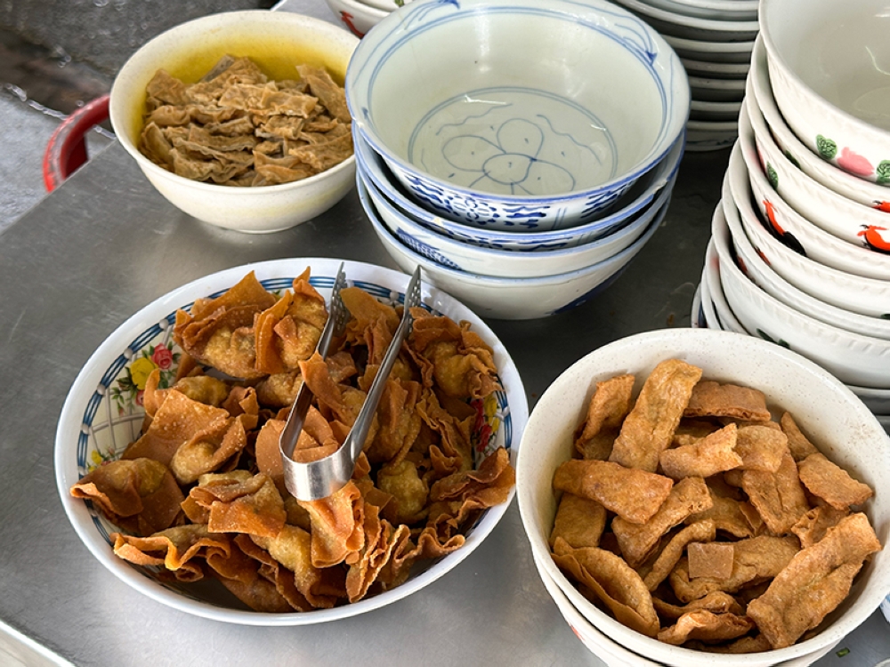 Add on fried 'wantans' to your curry noodles for some crunch