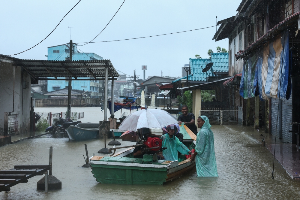 The number of flood victims at relief centres in Kelantan, Terengganu, and Pahang continues to increase this morning, while the flood situation in Negeri Sembilan is gradually improving. — Bernama pic