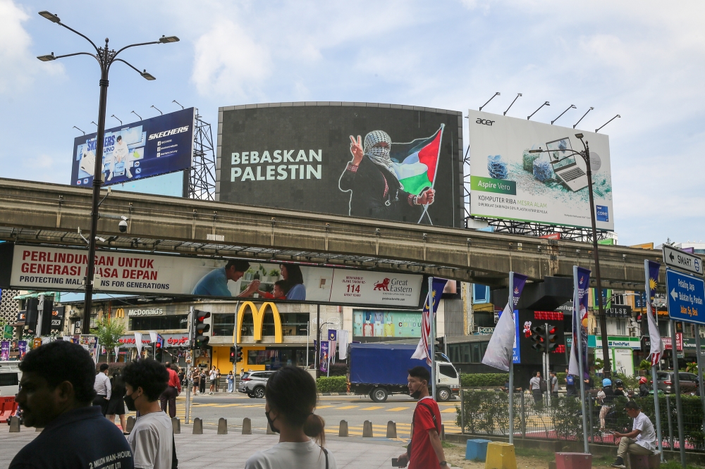 A billboard shows solidarity with Palestine in Kuala Lumpur on November 1, 2023. — Picture by Yusof Mat Isa