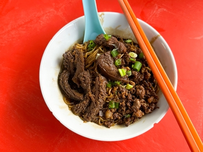 Grab a bowl of beef tripe noodles or creamy curry mee at this roadside stall at the corner of Jalan Empat, Chan Sow Lin