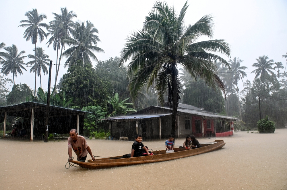 Flood victims leave for relief centres in Kampung Shukor in Dungun December 25, 2023. — Bernama pic