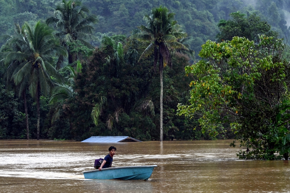 A total of 13 rivers in six districts in Terengganu have exceeded the danger level as of noon today following continuous rain over the past few days. — Bernama pic