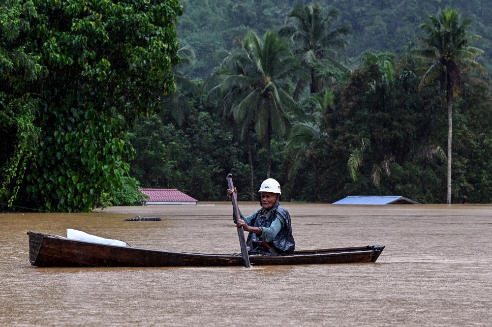 Tenaga Nasional Berhad (TNB) has cut off the electricity supply to 18 areas, involving three districts in Terengganu, as of 10am today following heavy rain and floods. — Bernama pic