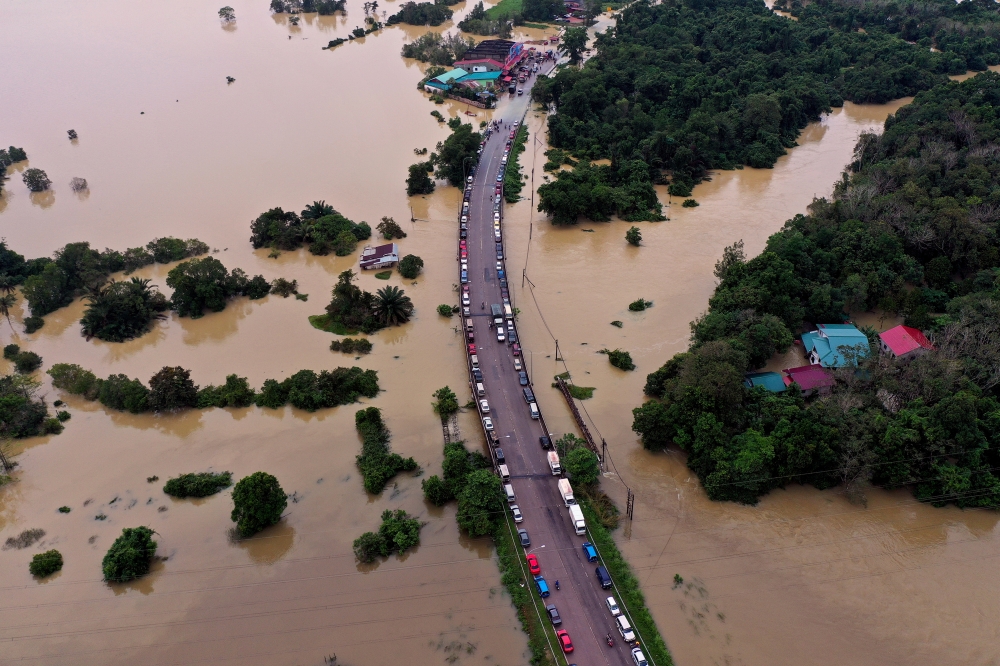 Jalan Kota Baru-Rantau Panjang near ‘Culvert 5’ in Pasir Mas, December 26, 2023, is closed to all vehicles due to water overflowing to a level of 0.78 metres. — Bernama pic