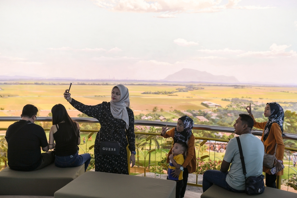 Visitors taking photos against the backdrop of interesting scenery when taking family members to the Paddy Museum in conjunction with the school holidays, December 26, 2023. — Bernama pic