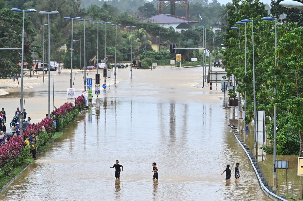 A survey by Bernama found that several residents in two-storey houses have not moved to relief centres even though many other houses have been flooded almost to the rooftop. — Bernama pic