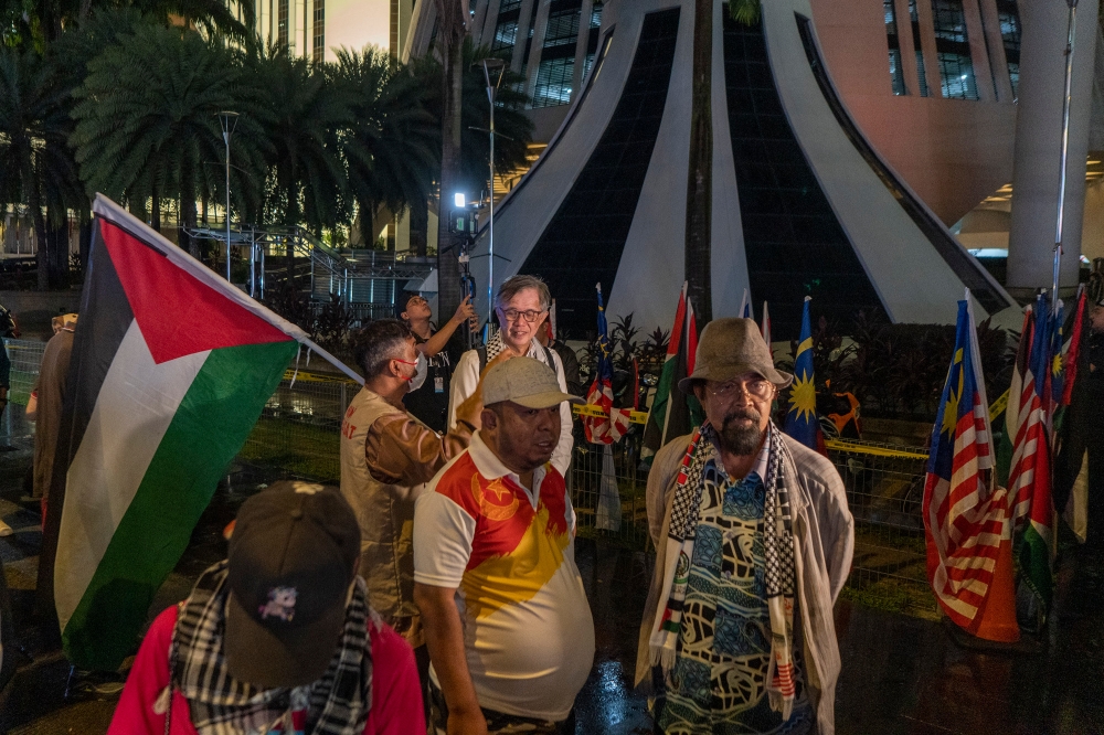 Participants and police personnel are seen during the Kepung Demi Palestin event to occupy the US Embassy compound at Masjid Tabung Haji in Kuala Lumpur, December 26, 2023. — Picture by Shafwan Zaidon
