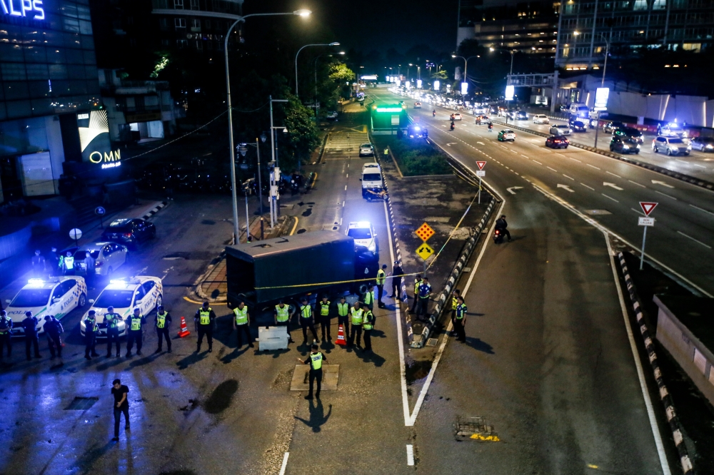 Police personnel guarding the US Embassy compound during the Kepung Demi Palestin event at Jalan Tun Razak in Kuala Lumpur, December 26, 2023. — Picture by Shafwan Zaidon