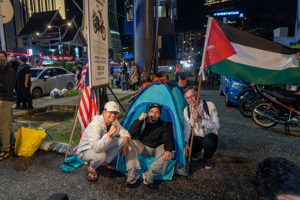 Protesters set up a tent near the US Embassy compound during the Kepung Demi Palestin event at Jalan Tun Razak in Kuala Lumpur, December 26, 2023. — Picture by Shafwan Zaidon