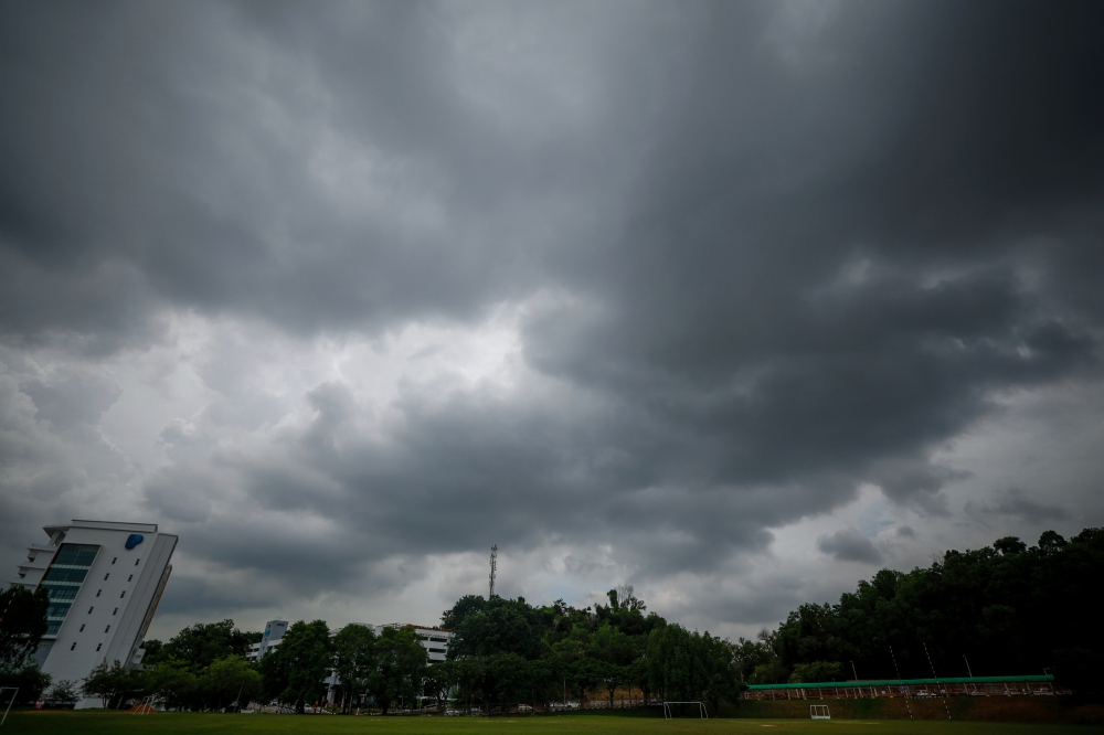 Nadma wants the state and district disaster management committees in Pahang and Johor to be activated following the alert-level continuous rain warning in several areas in the two states issued by MetMalaysia at 12.30pm today. — Bernama pic
